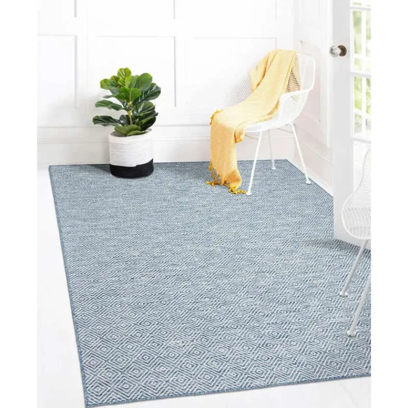 Indoor or Outdoor Rug - 7 x 10