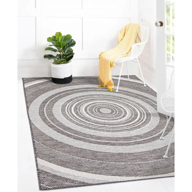 Indoor or Outdoor Rug - 7 x 10