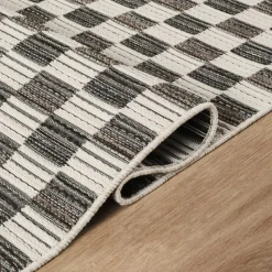 Indoor/Outdoor Rug - 5 x 7 ft